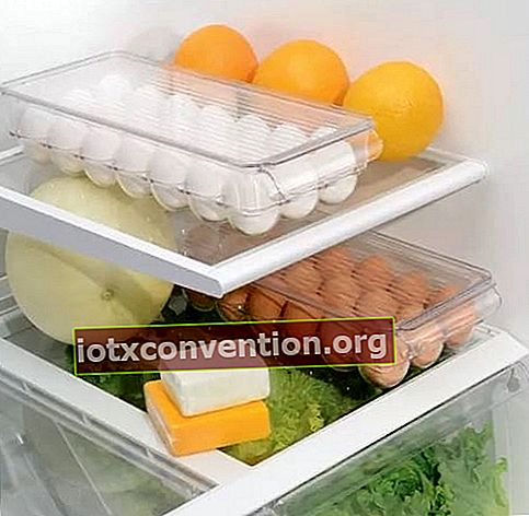 Kotak plastik untuk menyimpan telur di dalam peti sejuk