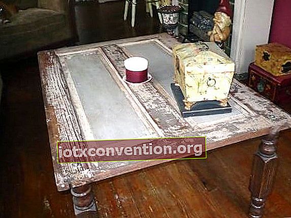 pintu tua didaur ulang menjadi meja kopi