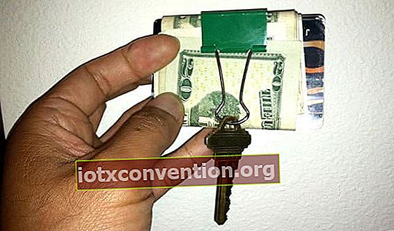 banconota e chiave in una graffetta da mettere in tasca