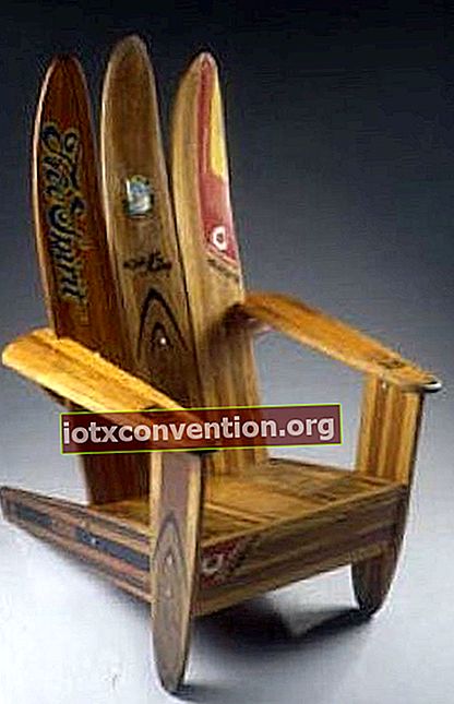 sci nautico riciclato in sedia di legno
