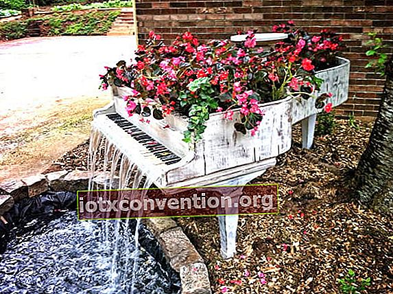 vecchio pianoforte trasformato in fontana da giardino