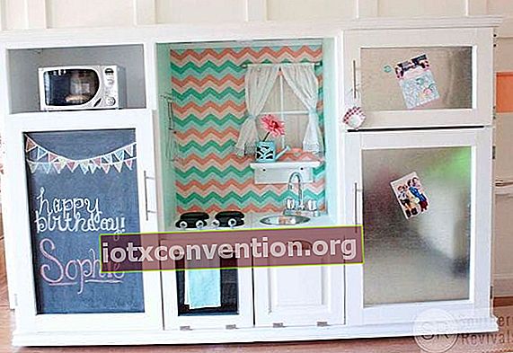 Furnitur dapur digunakan kembali untuk anak-anak bermain
