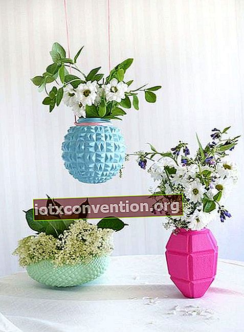 Mehrere unterschiedlich bemalte Vasen hängen oder stehen auf einem Tisch