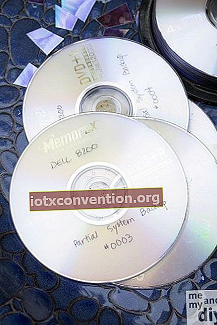Flera CD-skivor staplade
