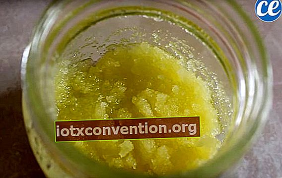 Mischung aus Zucker, Olivenöl und Zitronensaft in einem Glasbehälter zum Peeling der Fußhaut
