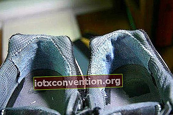 Ritsleting denim dijahit di bagian dalam sepatu.