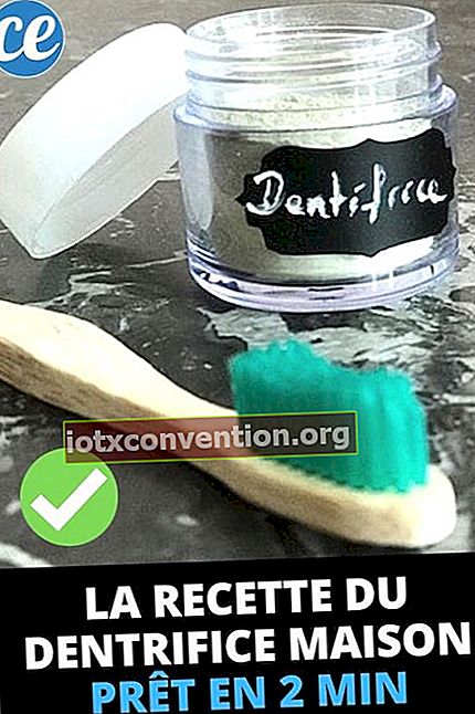 Behållare med hemgjord tandkrämspulver med natron och en tandborste