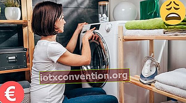 乾燥機で乾燥サイクルを実行している女性