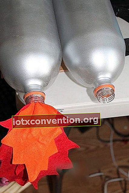 bottiglia riciclata per creare un travestimento da robot
