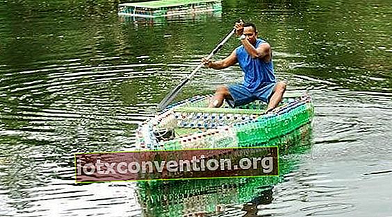 Perahu yang terbuat dari botol daur ulang