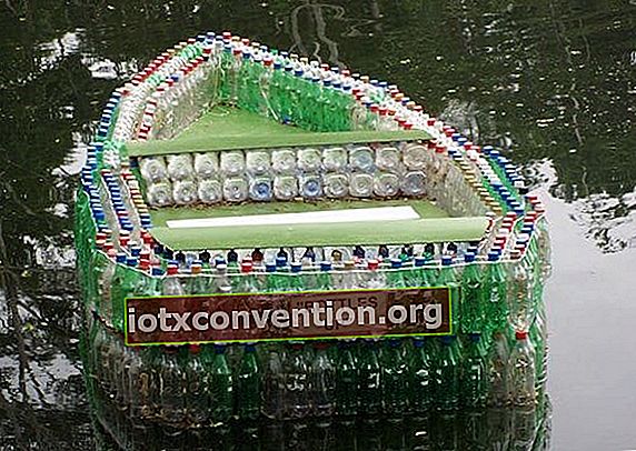 Plastikflaschen, die in einem Boot recycelt werden