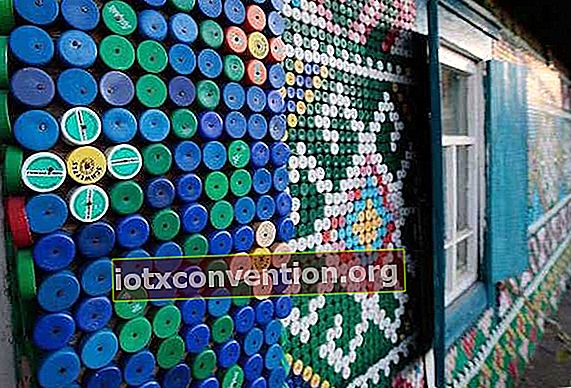 Tappi di bottiglia riciclati per decorare una casetta da giardino