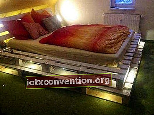 Box spring bed di palet kayu dengan cahaya