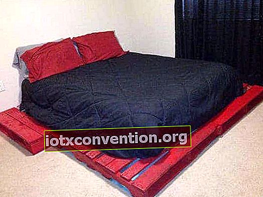赤く塗られた木製パレットベッド