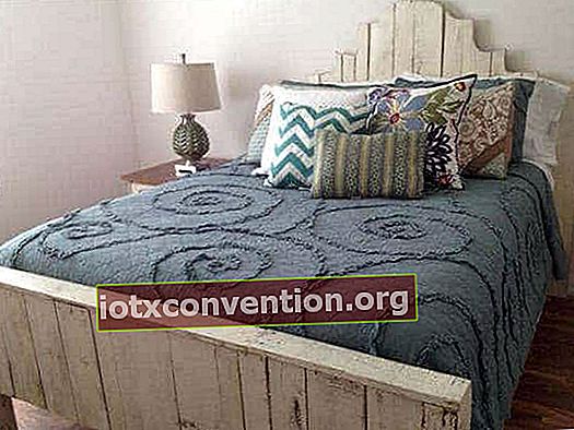 Katil palet dengan kepala katil kayu yang dikitar semula
