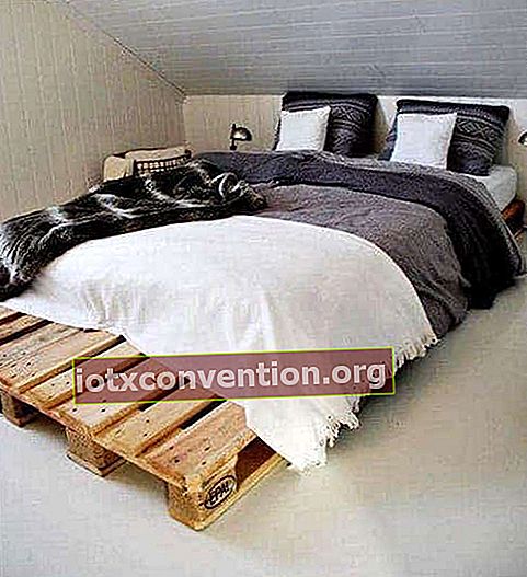 リサイクルされたキングサイズの木製パレットベッド