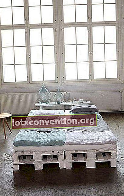 Doppelbett mit weißem Holzpalettenboden