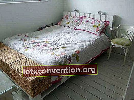 Tempat tidur di palet berganda dengan selimut putih