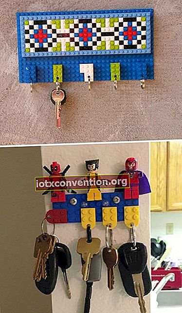 gantungan kunci terpasang di dinding dengan lego