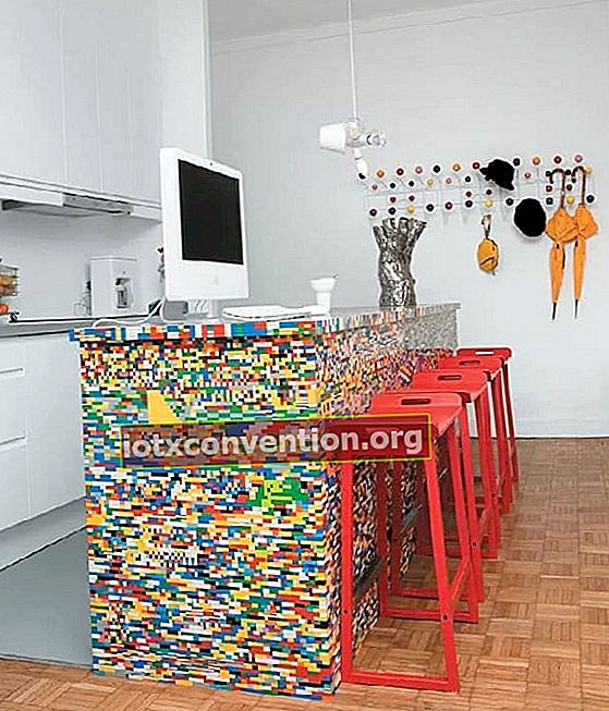 Wand-Bar-Küche-in-Lego gemacht