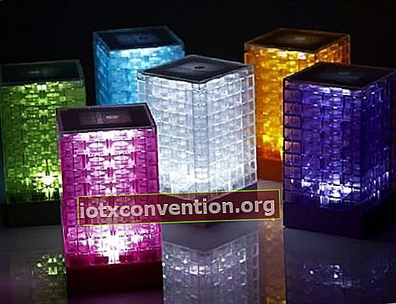 design-lampa-färgad-med-lego