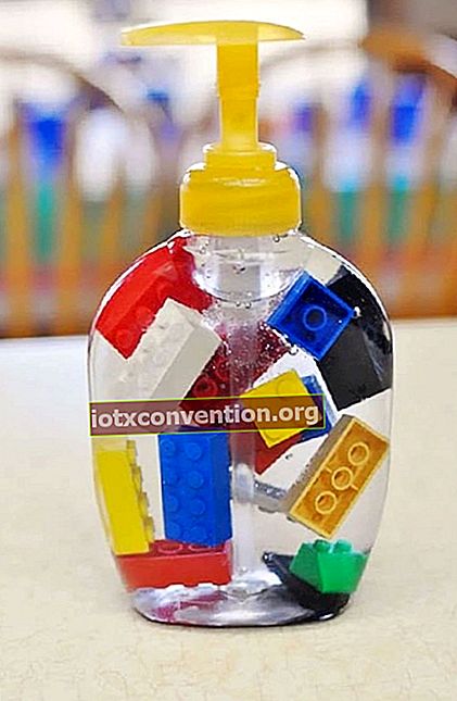 Handseifenflasche mit Lego, die schwimmt