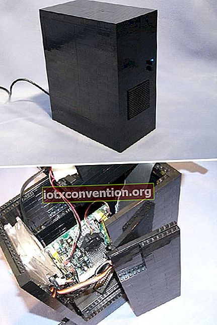 블랙 레고가있는 컴퓨터 상자