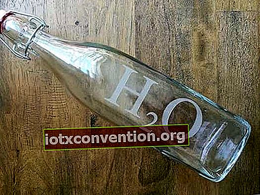 Glasflasche ist eine gesunde Alternative zu Plastikflaschen
