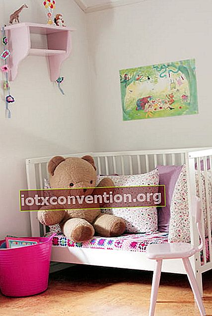 Tempat tidur bayi disulap menjadi bangku untuk kamar anak
