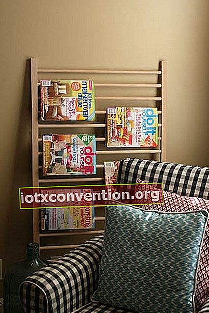 Tempat tidur kayu daur ulang di penyimpanan majalah