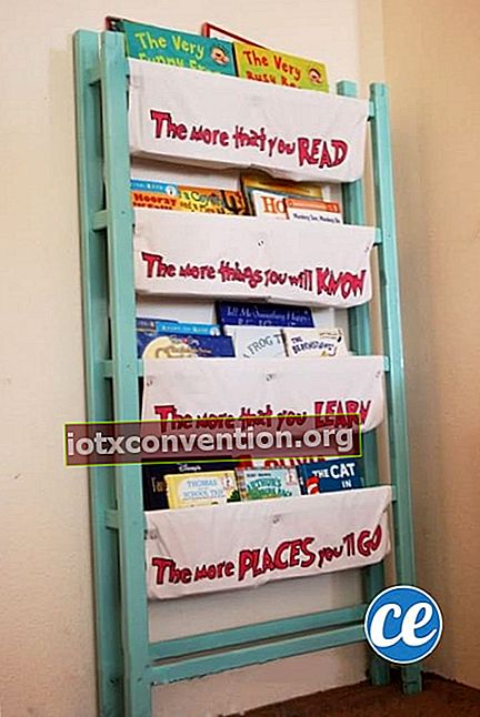 Boks bayi dikitar semula ke dalam rak buku untuk bilik kanak-kanak
