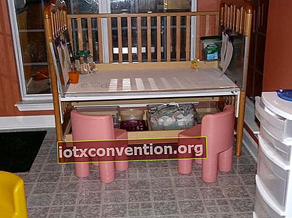 Tempat tidur bayi tua yang didaur ulang menjadi meja anak-anak