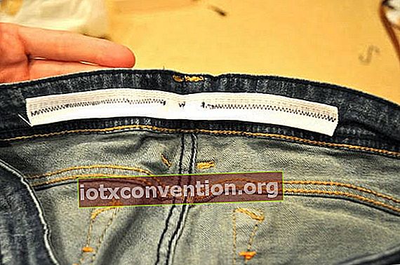 menjahit elastik di bahagian belakang seluar jeans untuk menyesuaikan ukuran