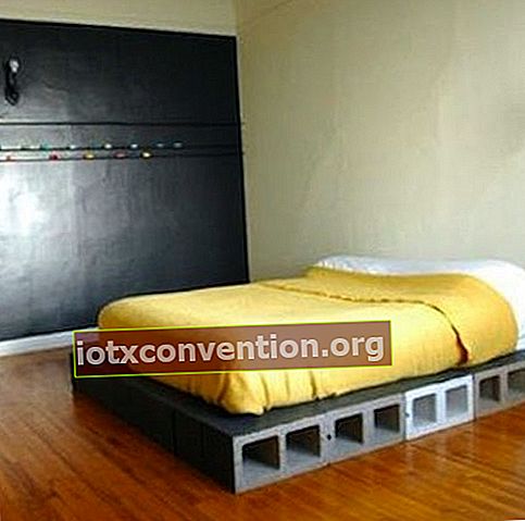 自家製コンクリートブロックボックススプリング付きベッド