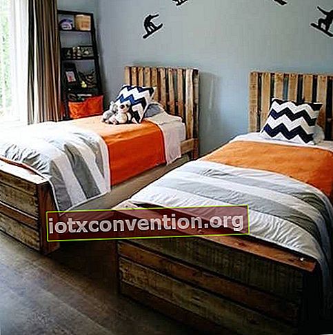 自家製の木製の秋のベッド