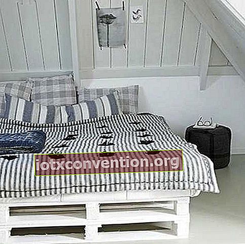 Hausgemachtes Bett in alten Holzpaletten