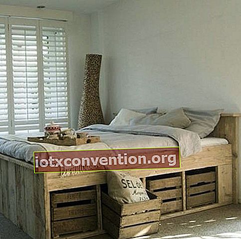 Hausgemachtes Bett mit Altholz