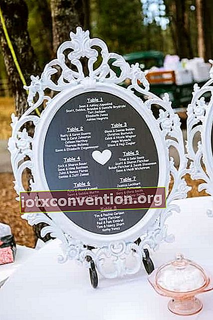 cornice barocca bianca per menu di nozze economici