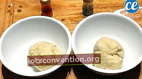 dua bola plastisin buatan sendiri dalam dua mangkuk dengan pewarna makanan