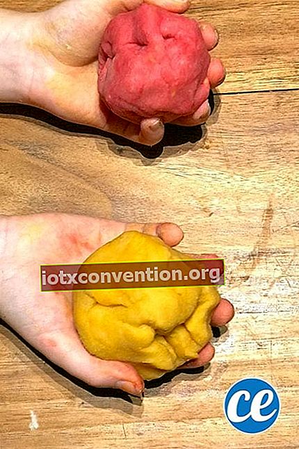 ลูกบอลสีชมพูและดินน้ำมันสีเหลืองอยู่ในมือของเด็กหญิงตัวเล็ก ๆ