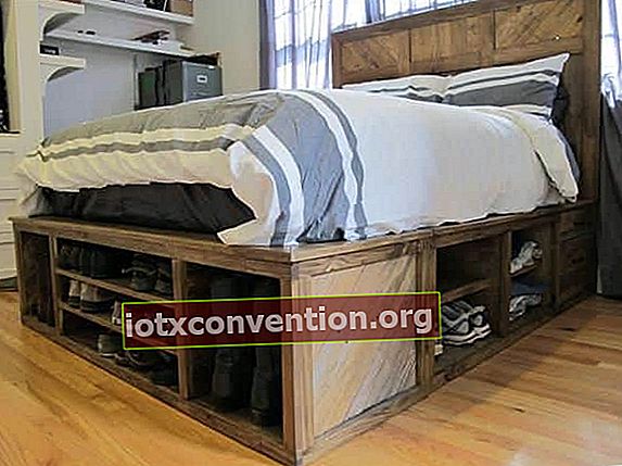 Holzpaletten in ein Hochbett verwandelt