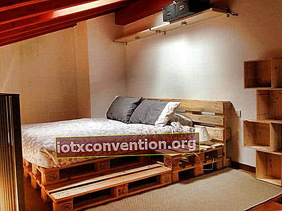 Palet kayu disulap menjadi tempat tidur dengan tangga terintegrasi