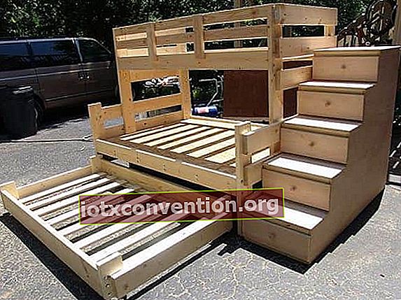 3-Sitzer Etagenbett aus Holzpalette