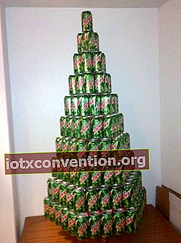 Pohon Natal dalam kaleng soda