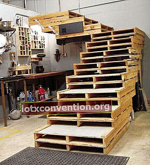 en trappa gjord av pallar