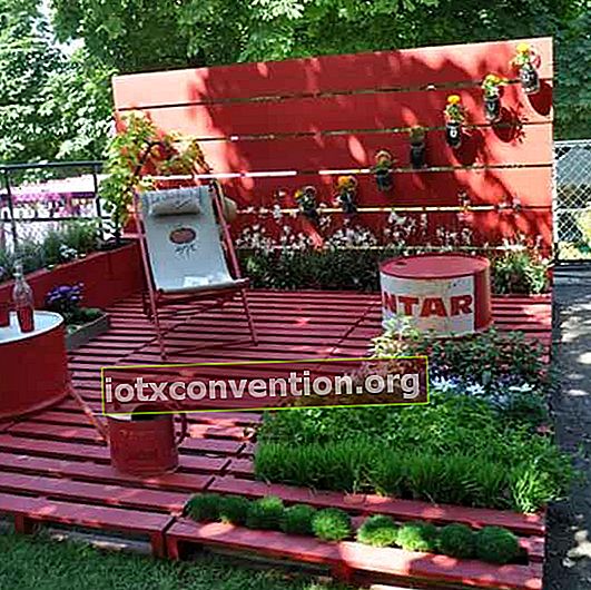 Machen Sie einen entspannenden Sitzbereich im Garten mit Holzpaletten