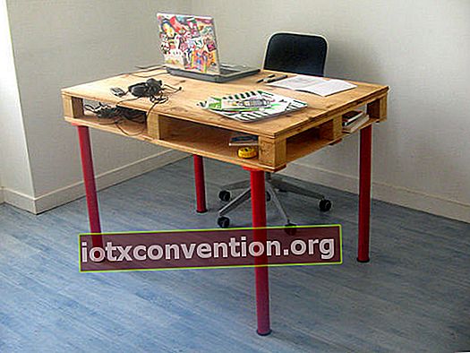 Meja yang terbuat dari palet kayu tua