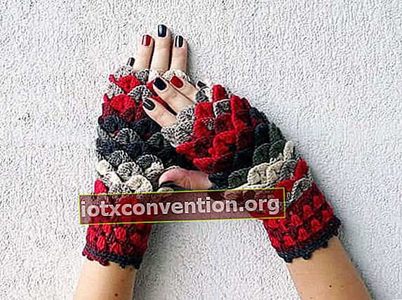 sarung tangan dengan kait berwarna merah