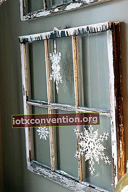 Gammalt fönster förvandlat till juldekoration