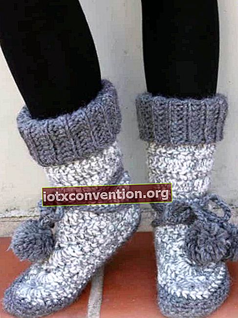 自家製の灰色のかぎ針編みの靴下